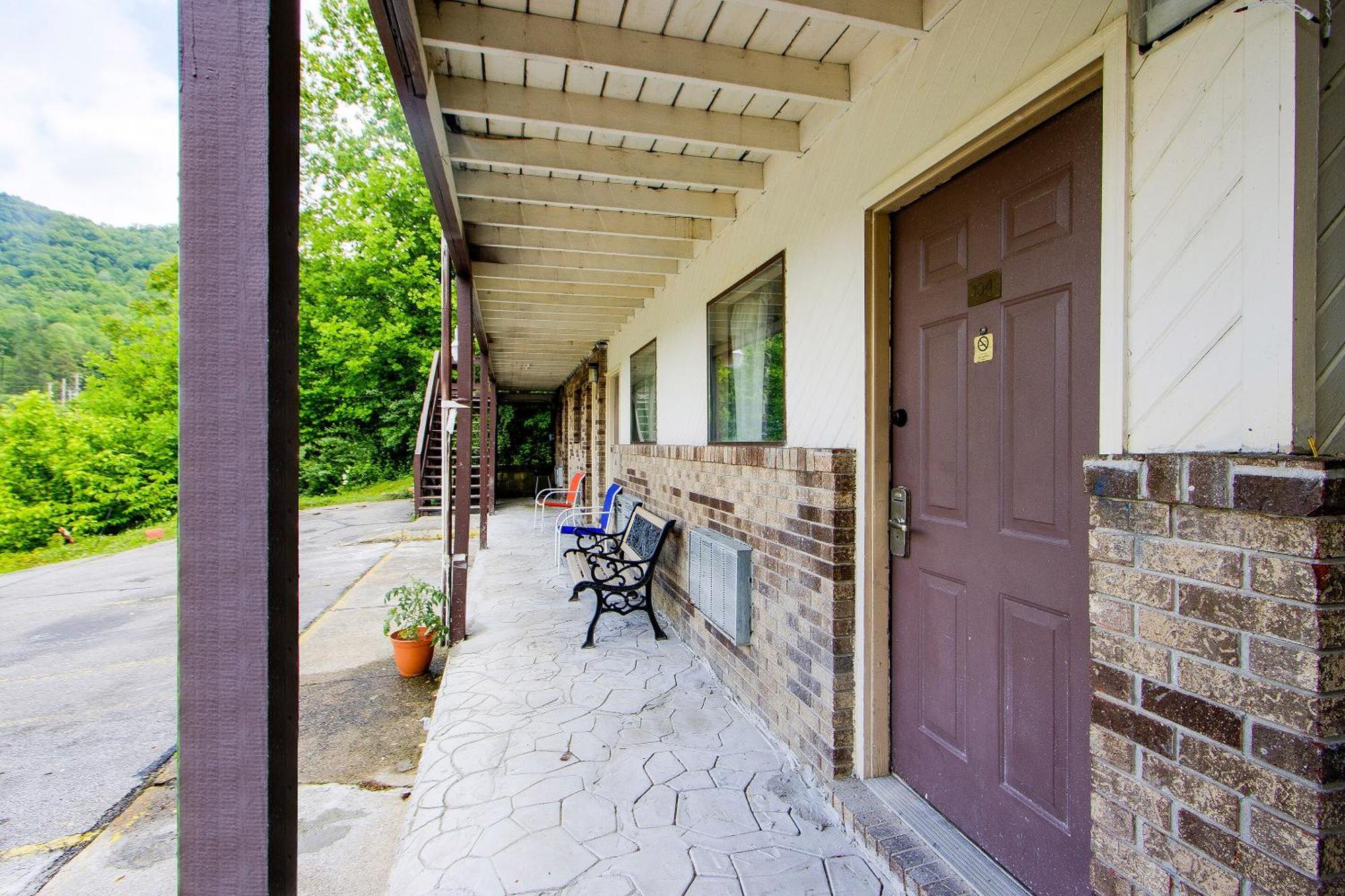 Oyo Hotel Chapmanville Inn, Wv - Hwy 119 Εξωτερικό φωτογραφία